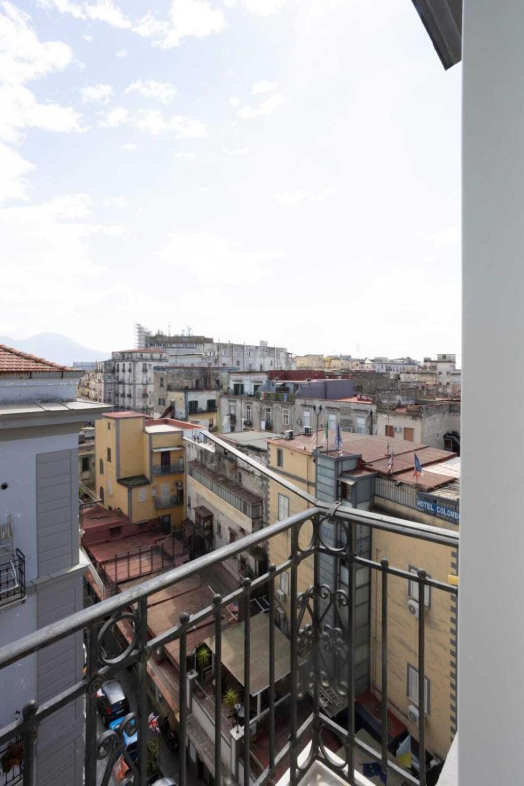 Giuly Suites & Rooms Napoli Bagian luar foto
