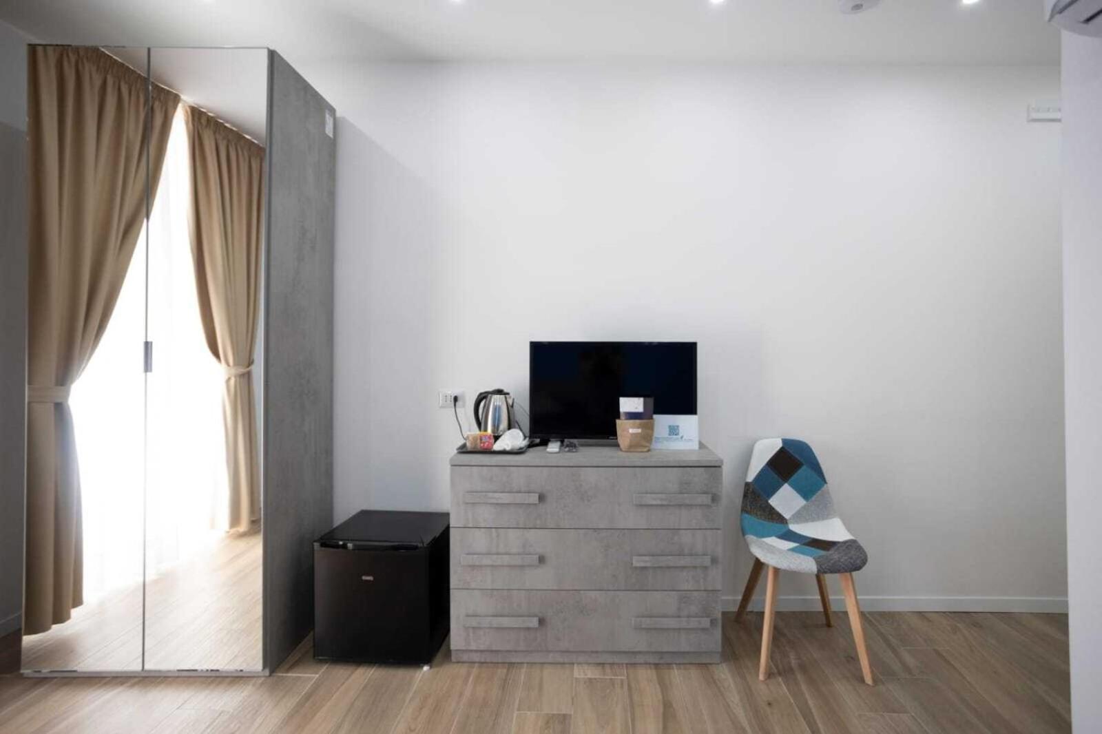 Giuly Suites & Rooms Napoli Bagian luar foto