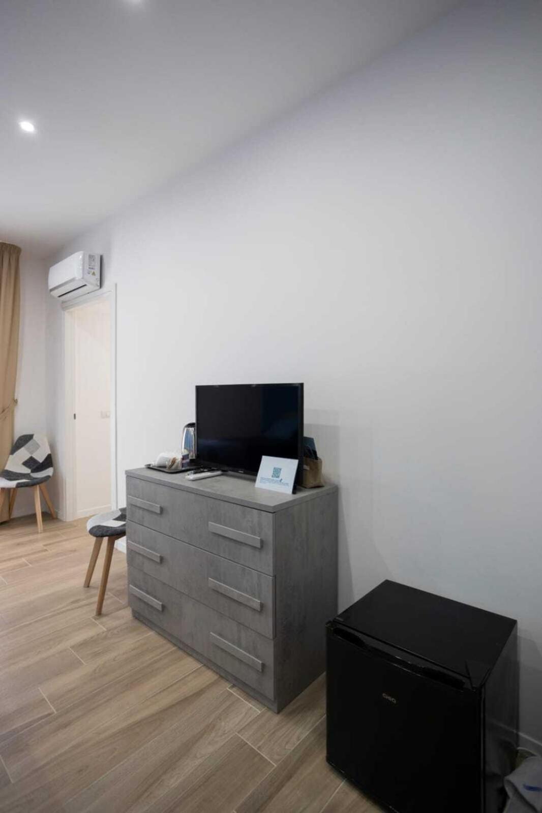 Giuly Suites & Rooms Napoli Bagian luar foto