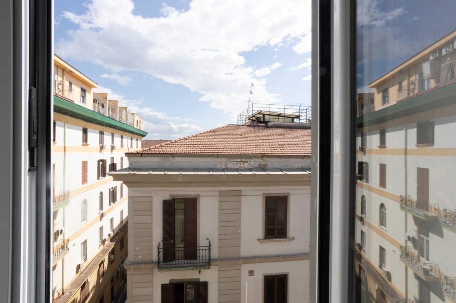 Giuly Suites & Rooms Napoli Bagian luar foto