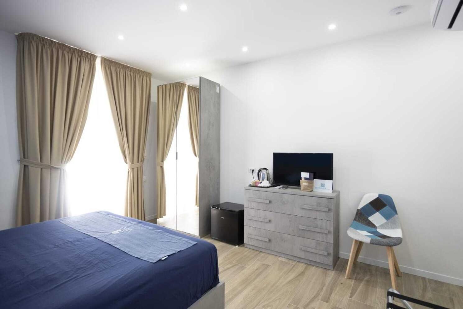 Giuly Suites & Rooms Napoli Bagian luar foto