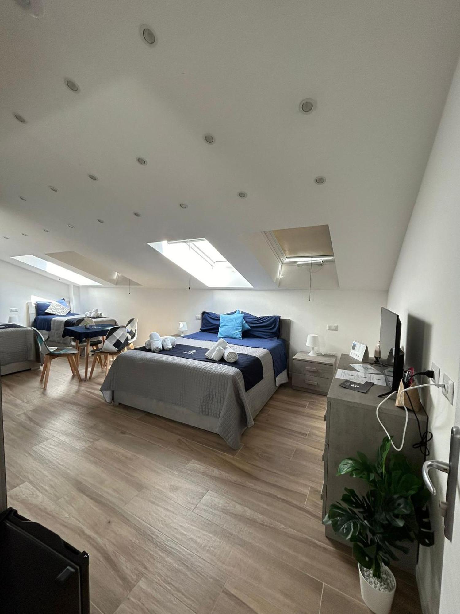 Giuly Suites & Rooms Napoli Bagian luar foto