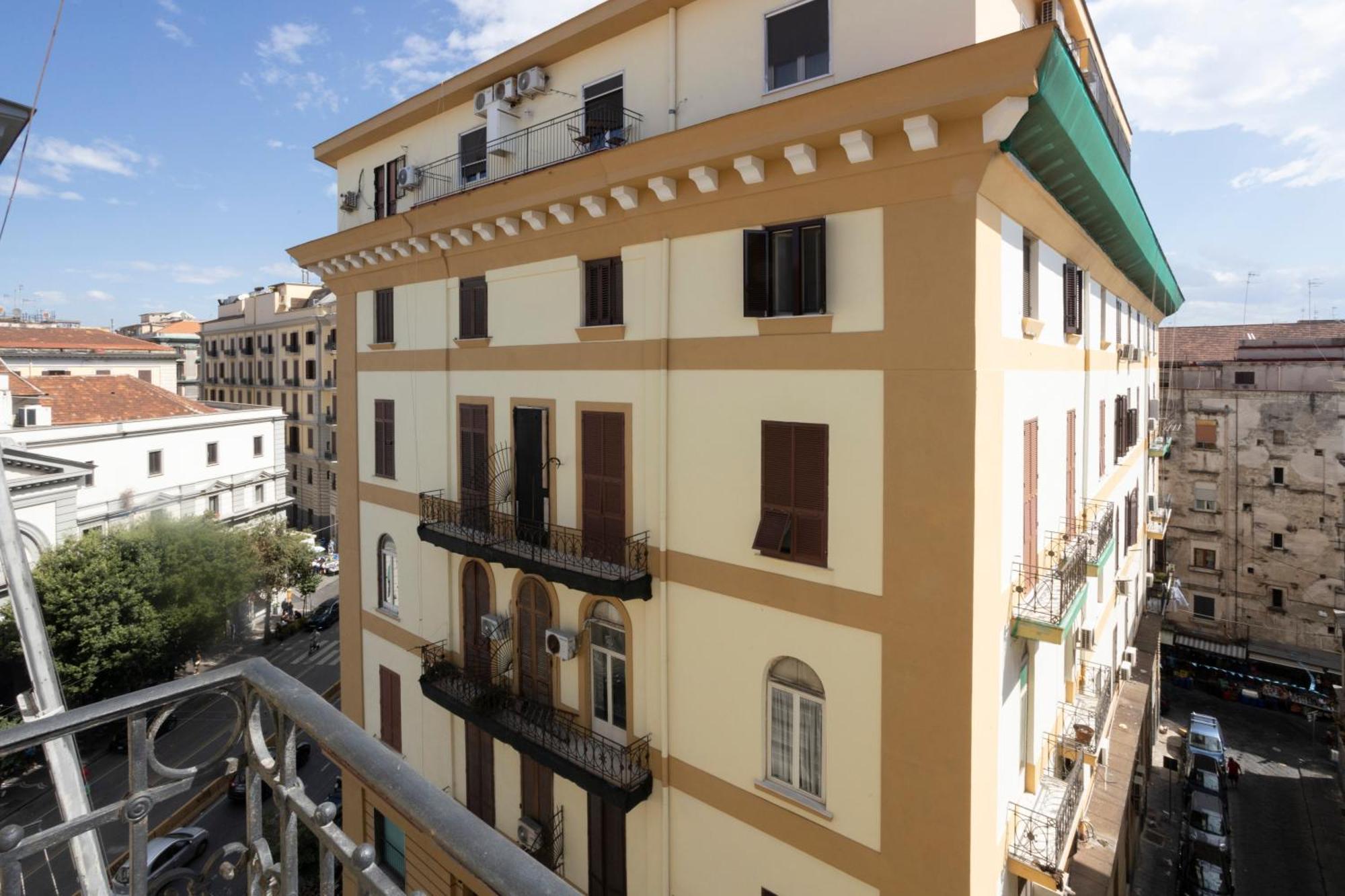 Giuly Suites & Rooms Napoli Bagian luar foto