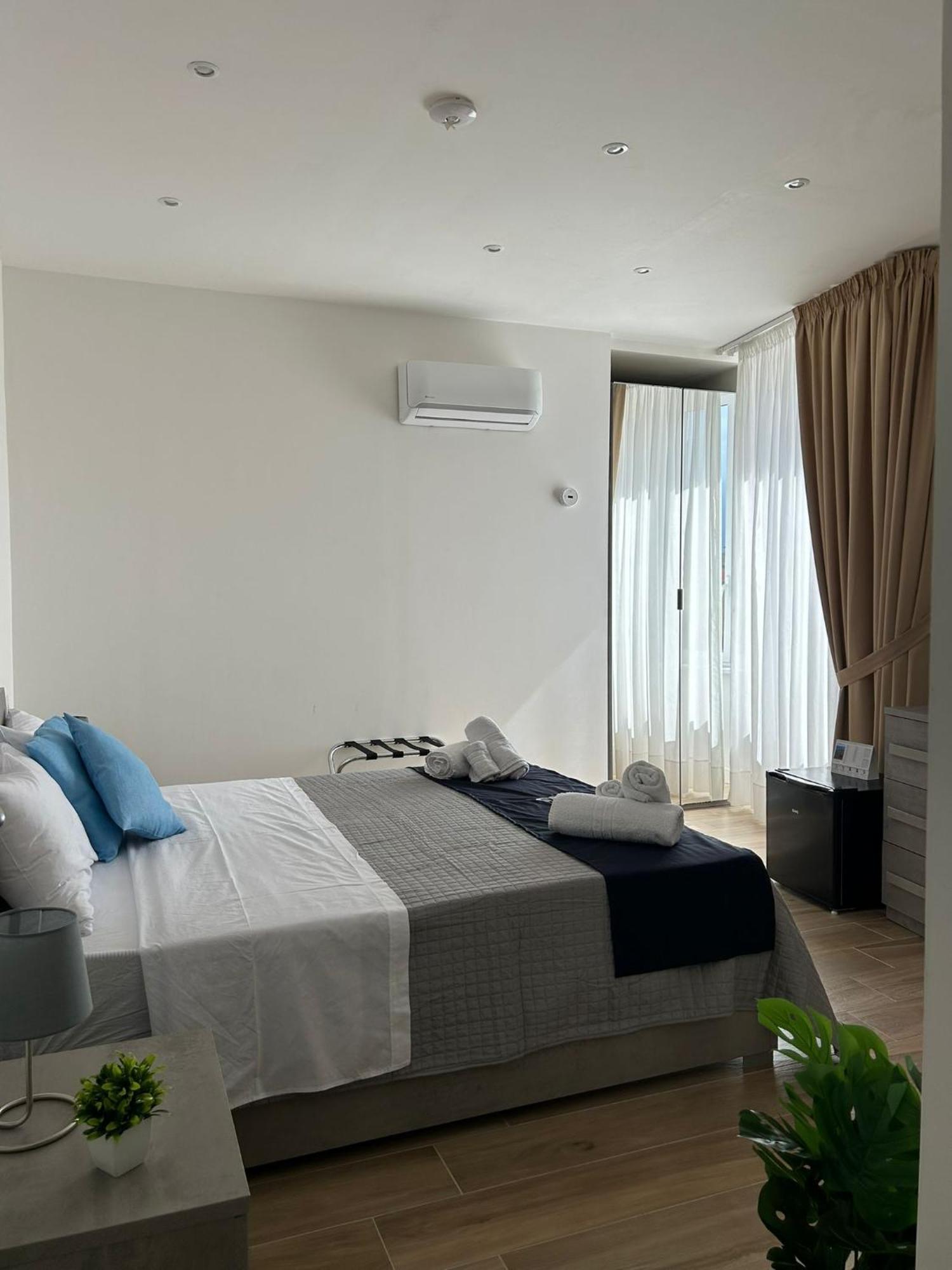 Giuly Suites & Rooms Napoli Bagian luar foto