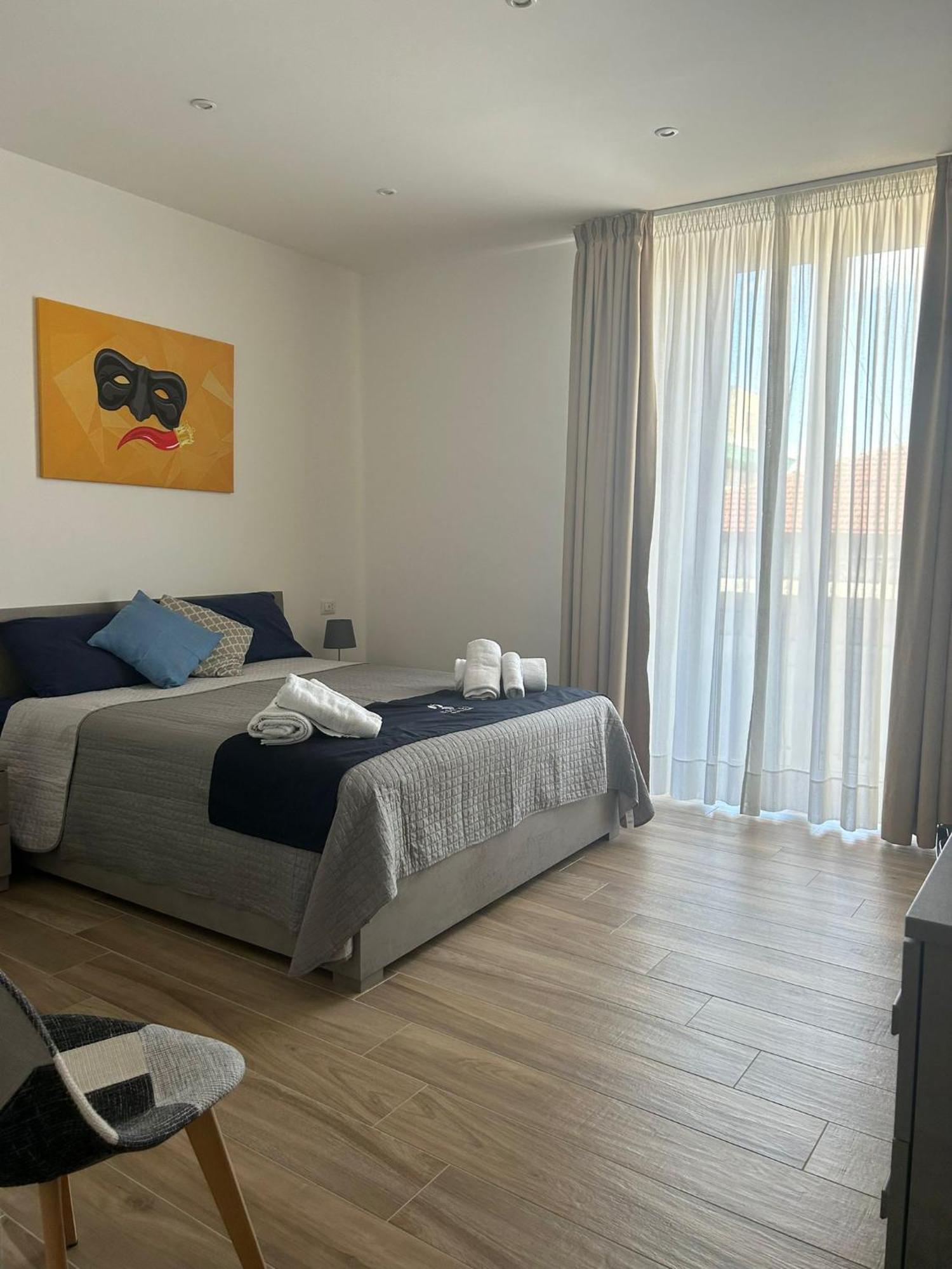 Giuly Suites & Rooms Napoli Bagian luar foto