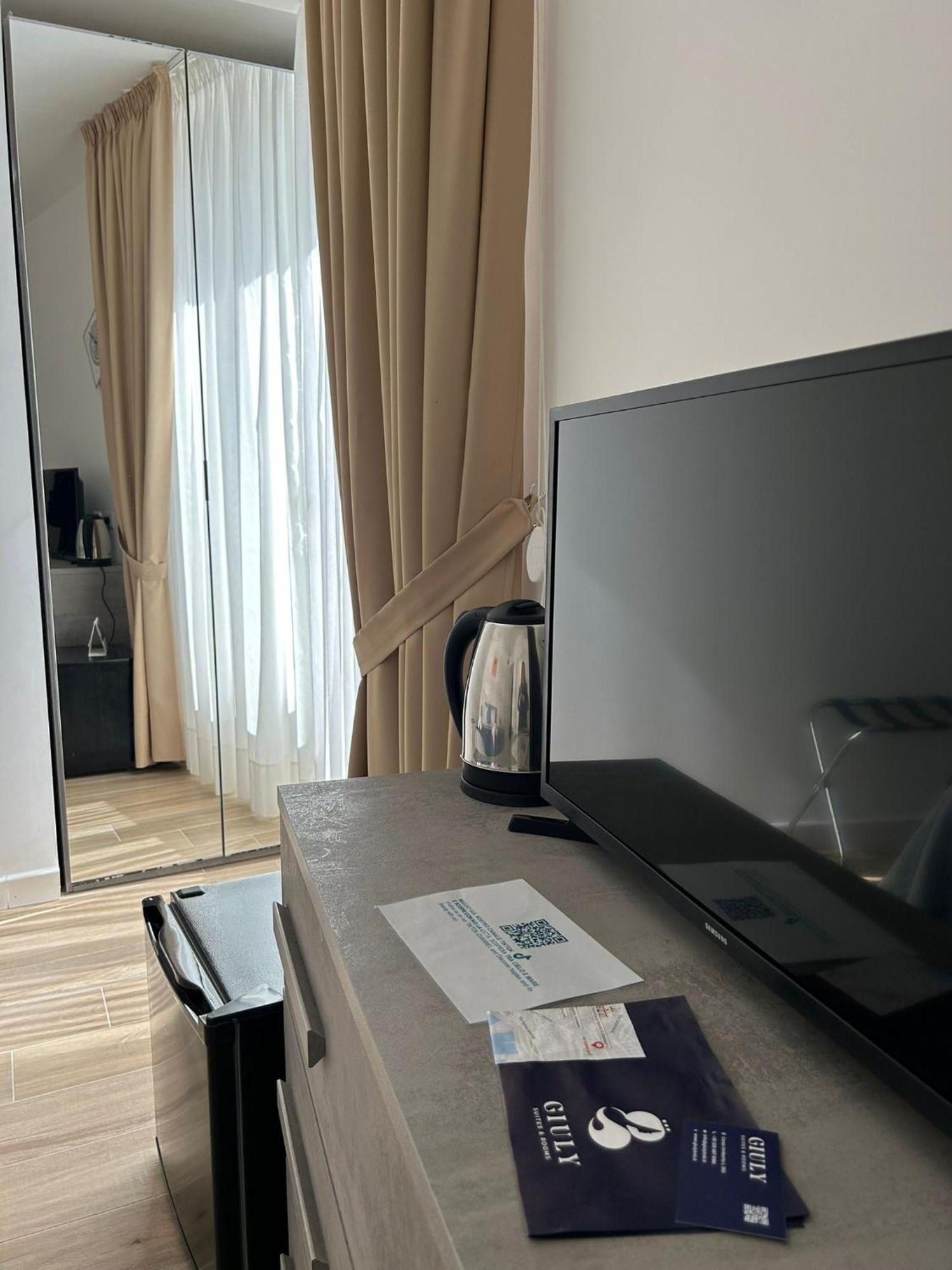 Giuly Suites & Rooms Napoli Bagian luar foto