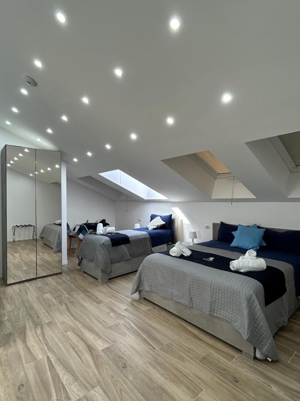 Giuly Suites & Rooms Napoli Bagian luar foto
