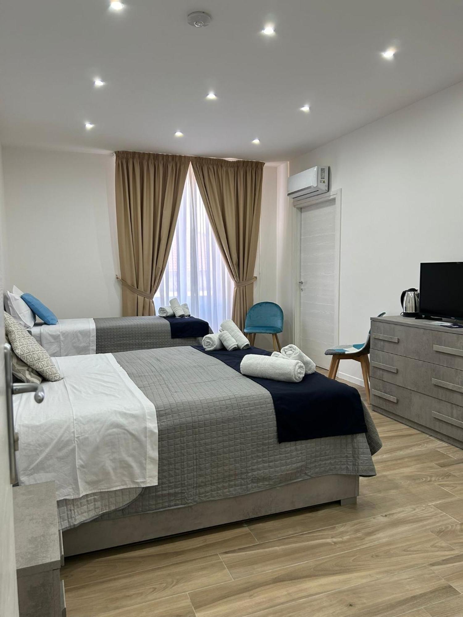 Giuly Suites & Rooms Napoli Bagian luar foto